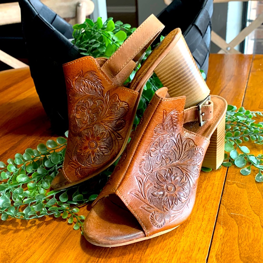 Roper size 7 womens. Embossed leather floral peep toe heels